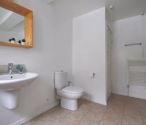 Spacious 4 Bedroom House- Walking Distance to City Centre & Great Backyard