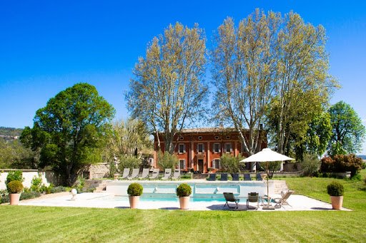 Luxurious Villa Perched at the foot of Grand Luberon