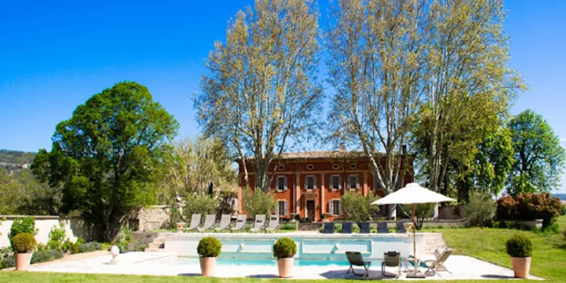 Luxurious Villa Perched at the foot of Grand Luberon