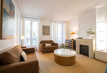 French Elegance on Ave Bourdonnais - Eiffel