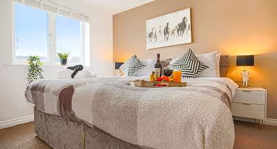 Luxury 4 Bedroom House - Sleeps 9 - Free Parking, Fast Wifi, SmartTV with Netflix by Yoko Property