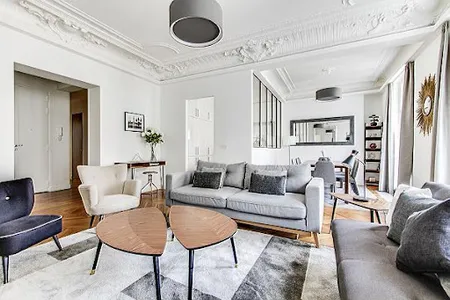AVENUE MONTAIGNE CHIC AND FRENCH CLASS
