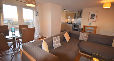Pinnacle 1 - City Centre 2 Bedroom 2 Bathroom Apartment - with Balcony, Free Parking, Fast Wifi and Smart TV