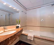Family bathroom at Meesters Serviced Apartments