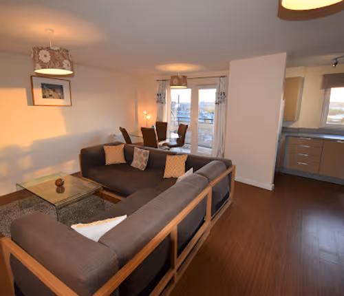 Pinnacle 1 - City Centre 2 Bedroom 2 Bathroom Apartment - with Balcony, Free Parking, Fast Wifi and Smart TV