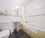 Family bathroom at Chariotts Place