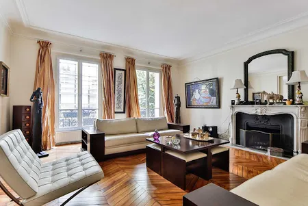HAUSSMANN LUXURY 230M2 IN AVENUE FOCH