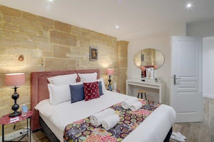 EXPANSIVE SKYLIGHTS-A 4 BEDROOM MONTROGUEIL LUXURY