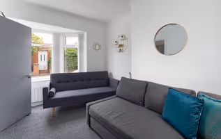 Heyes House- Sleeps 7, free parking, mins from LFC