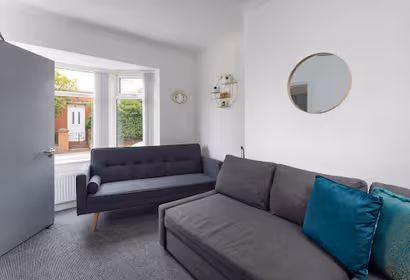 Heyes House- Sleeps 7, free parking, mins from LFC