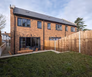 Modern 4 Bedroom House With Parking in Farnham Royal