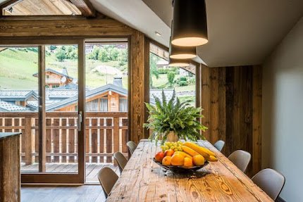 ENCHANTING CHALET WITH JACUZZI IN LES GETS