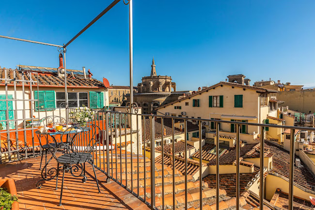 TOP FLOOR STUNNING APARTMENT ON THE BANKS OF ARNO