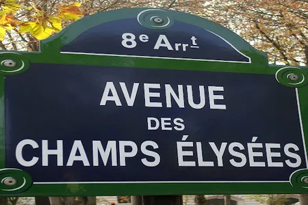 LUXE!!LOCATED NEAR MANY PARISIAN RESTAURANTS, CHIC CAFES WITH BEAUTIFUL TERRACES