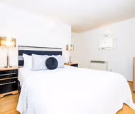 Double bed bedroom at Point West