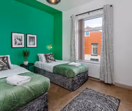 5 Bedroom sleeps 10, free parking, 4 bathrooms