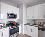 Fully equipped kitchen at S Wells St #1306 Serviced Apartment, The Loop