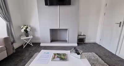 Spacious living room at 264 Thehungerford