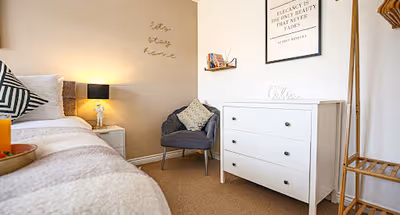 Luxury 4 Bedroom House - Sleeps 9 - Free Parking, Fast Wifi, SmartTV with Netflix by Yoko Property