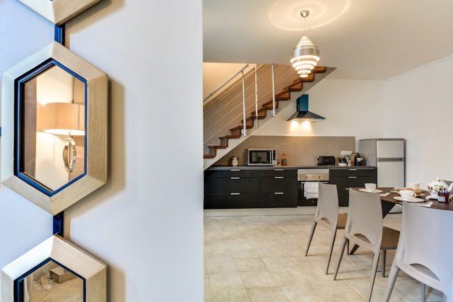 IN THE POSH HEART OF PARIS 130M2 CHAMPS ELYSEES
