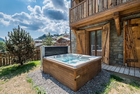 ENCHANTING CHALET WITH JACUZZI IN LES GETS in morzine