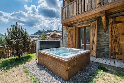 ENCHANTING CHALET WITH JACUZZI IN LES GETS