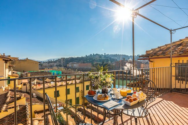 TOP FLOOR STUNNING APARTMENT ON THE BANKS OF ARNO