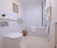 Family bathroom at Drummond Apartment