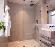 Luxury bathroom at 03 Bedrooms in Isleworth Twickenham