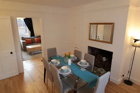 Alma House - Private Garden, Free Parking