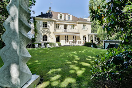 sumptuous villa located in plush and posh Neuilly-sur-Seine