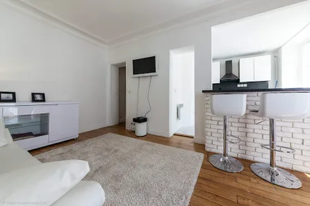 Bright living area at Rue de Bassano Serviced Apartment, Champs Elysee