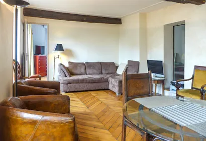 A PARISIAN DELIGHT ON MOUFFETARD STREET CONTRESCARPE