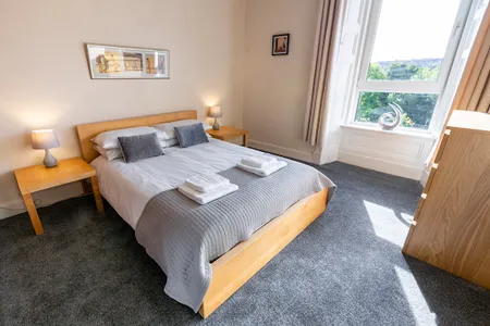 Bright, 2 Bedroom West End Apartment