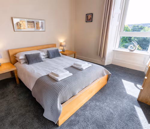 Bright, 2 Bedroom West End Apartment