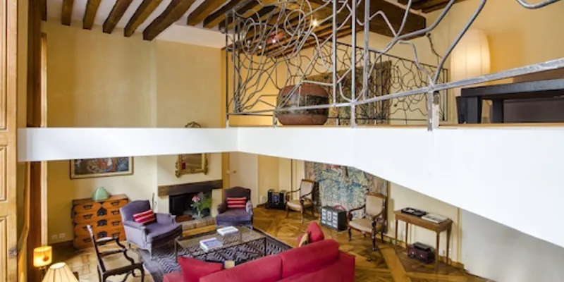 AN EXQUISITE VINTAGE PIED A TERRE MARAIS
