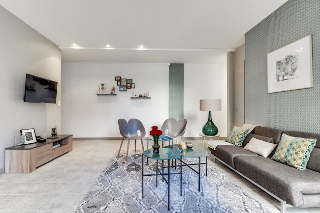 IN THE POSH HEART OF PARIS 130M2 CHAMPS ELYSEES