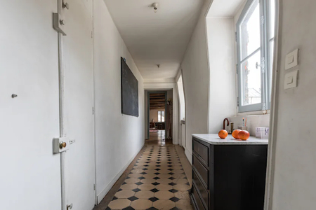A 17TH CENTURY TOWNHOUSE IN THE LIVELY MARAIS