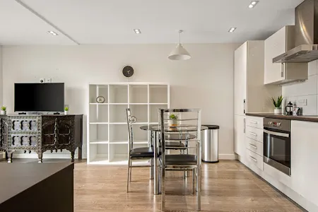 Dining space at Hoxton Apartments by Mysquare