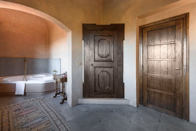 CLASSIC TUSCAN VILLA WITH SWIMMING POOL AND GARDEN