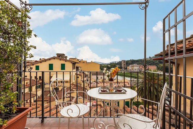 TOP FLOOR STUNNING APARTMENT ON THE BANKS OF ARNO