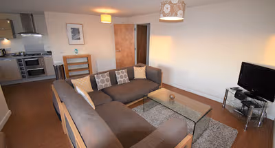 Pinnacle 1 - City Centre 2 Bedroom 2 Bathroom Apartment - with Balcony, Free Parking, Fast Wifi and Smart TV