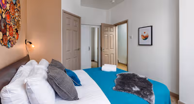 5 Bedroom sleeps 10, free parking, 4 bathrooms