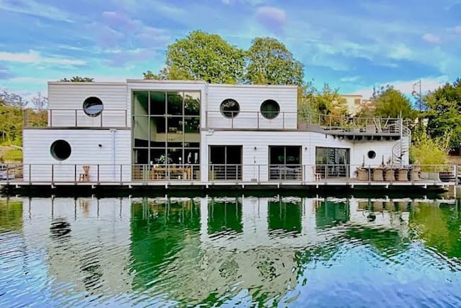 A GRAND LUXURY IN NEUILLY ON THE BACKDROP OF RIVERSIDE GREENRYOF ILE DE PUTEAUX