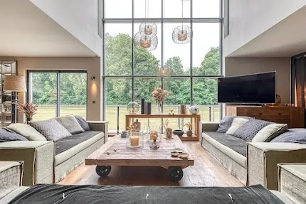 A GRAND LUXURY IN NEUILLY ON THE BACKDROP OF RIVERSIDE GREENRYOF ILE DE PUTEAUX