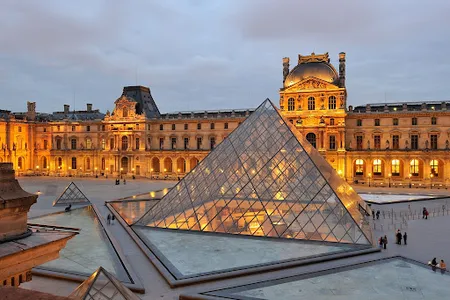 PALAIS ROYAL MUSÉE DU LOUVRE PYRAMIDES AND BOURSE