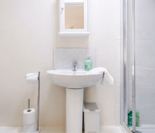 Bedford Hospital Victoria Maisonette by Homely Spaces