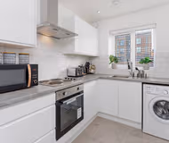 Brand new 3 bedroom house sleeps 8 mins from city