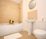 Aylesbury House with Free Parking, Super-Fast Wifi and Smart TV with Netflix by Yoko Property