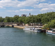 WELCOME TO ILE SAINT LOUIS! AN EXTRAORDINARY VIEW OF THE SEINE AWAITS YOU!